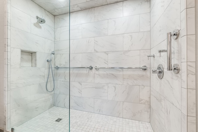 bathroom featuring a tile shower