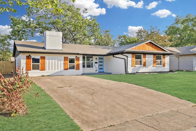 single story home featuring a front yard