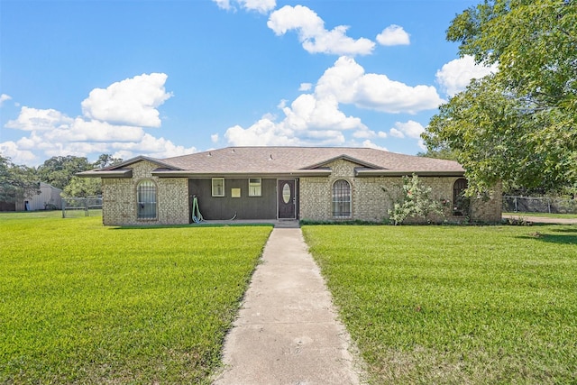 ranch-style house featuring a front yard