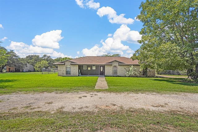 view of front of property featuring a front lawn