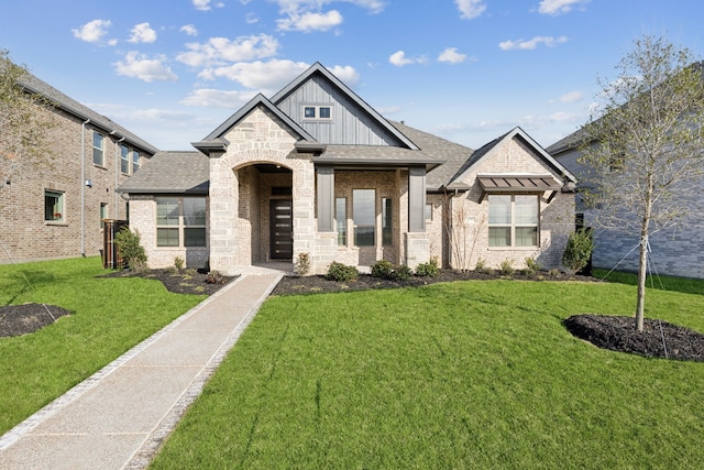 view of front of house featuring a front yard