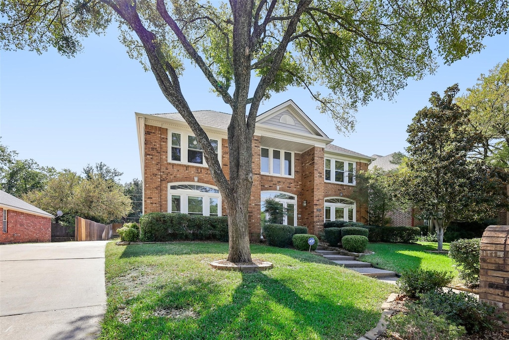 view of front of property with a front lawn