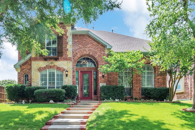 view of front of property featuring a front lawn