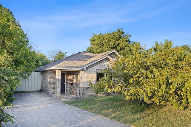 view of front of house with a front yard