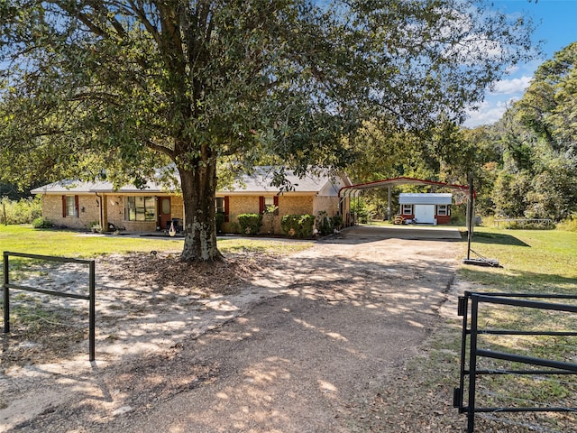 view of front of property featuring a front lawn