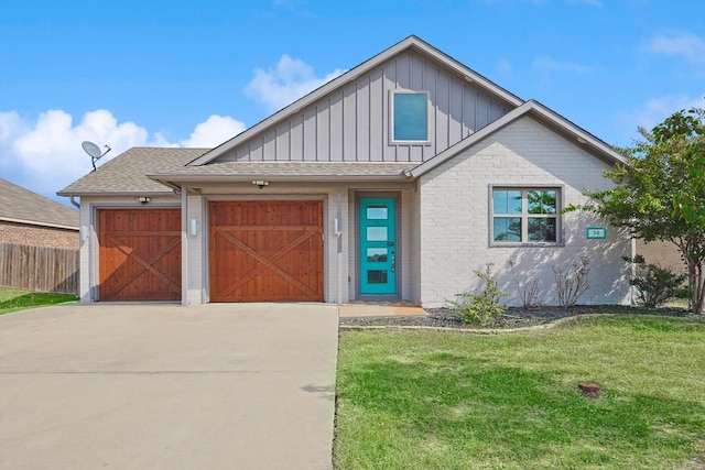 view of front of home featuring a front lawn and a garage