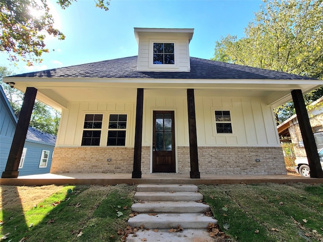 view of front facade with covered porch