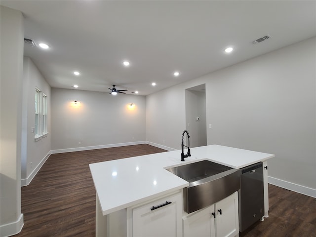 kitchen featuring a center island with sink, sink, dark hardwood / wood-style flooring, white cabinets, and ceiling fan