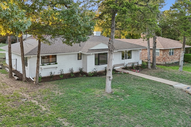 ranch-style home featuring a front lawn