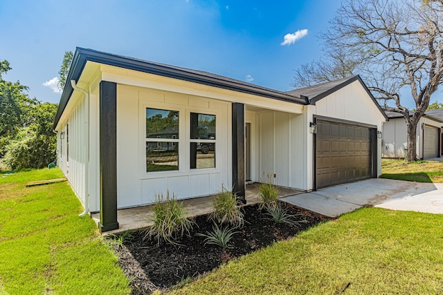 view of front of property featuring a garage and a front yard