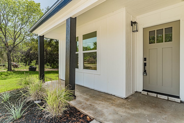 entrance to property featuring a yard