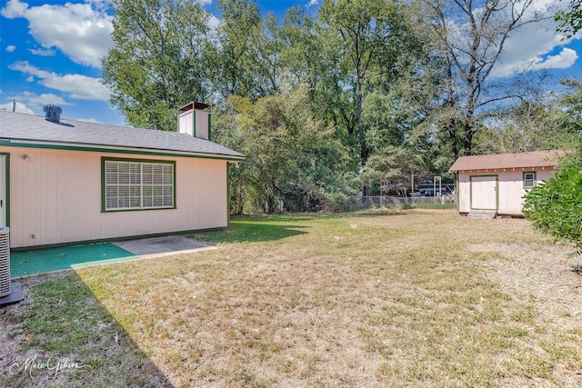 view of yard featuring a storage unit