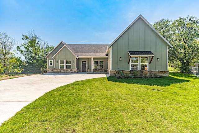 modern farmhouse style home featuring a front lawn