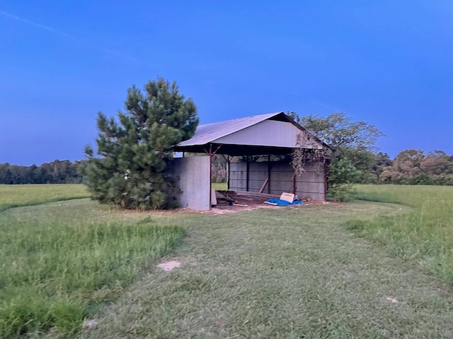 view of yard featuring a rural view