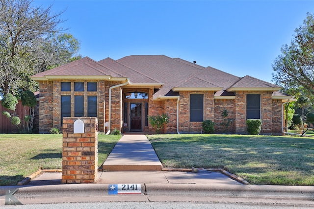 view of front of house featuring a front yard