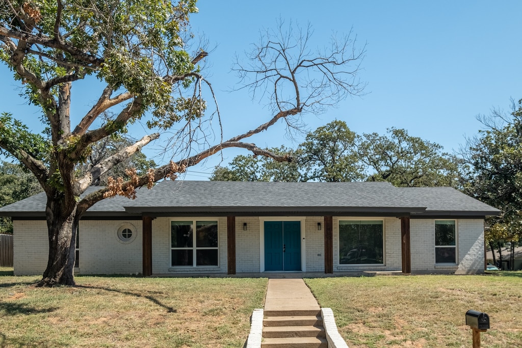 ranch-style home featuring a front yard