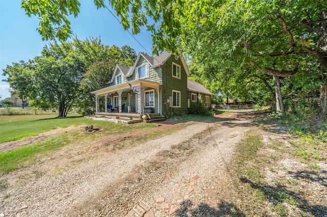 view of front of property featuring a front lawn and a porch