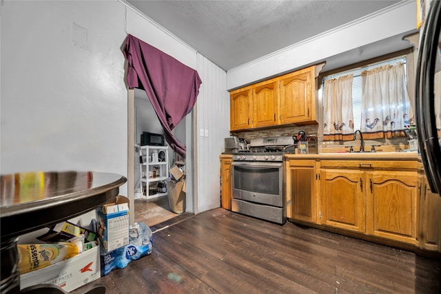 kitchen with tasteful backsplash, dark hardwood / wood-style flooring, a textured ceiling, stainless steel gas stove, and sink