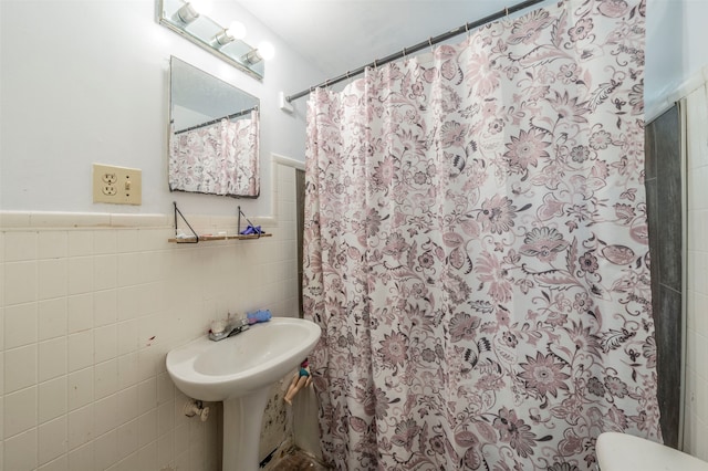 bathroom featuring tile walls, toilet, and a shower with shower curtain