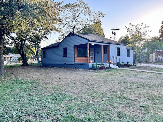 view of front facade featuring a front yard