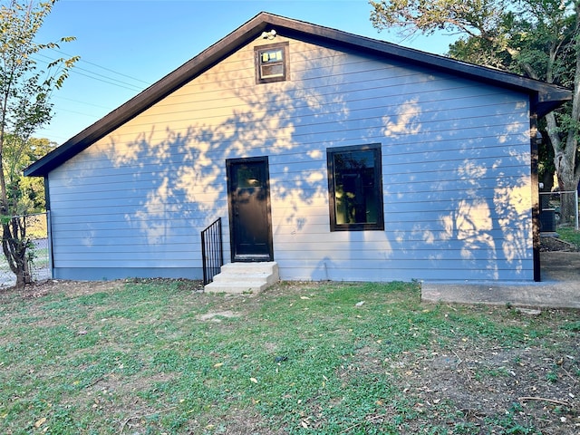 view of front facade with a front yard