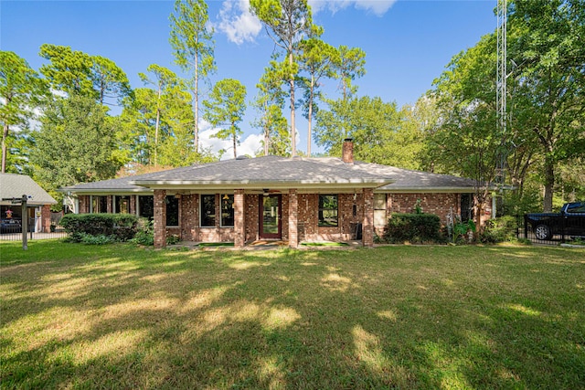 single story home with a front lawn