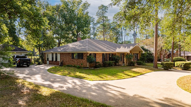 ranch-style house featuring a front yard