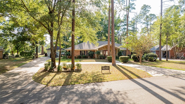 single story home featuring a front yard