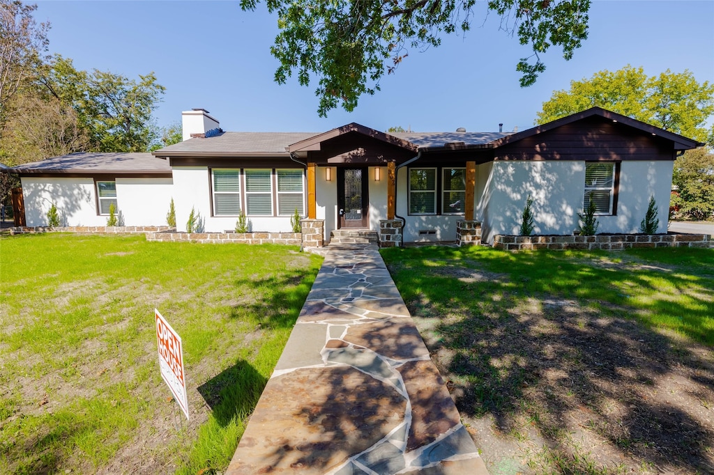 view of front of property featuring a front lawn