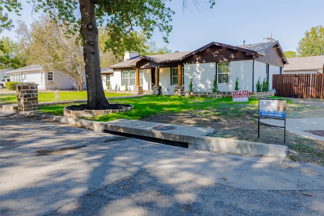 view of front facade featuring a front yard