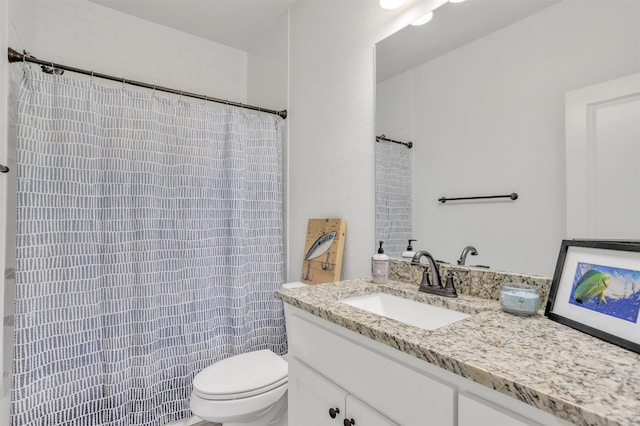 bathroom with a shower with curtain, vanity, and toilet