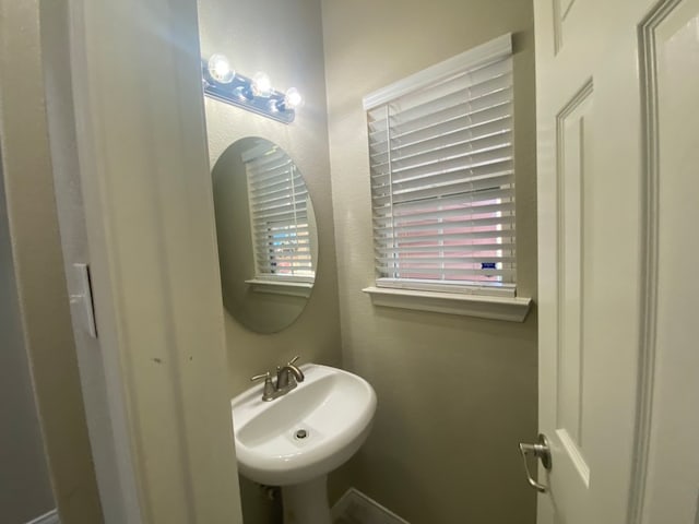 bathroom featuring sink