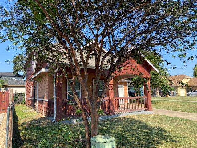 view of front of home featuring a porch and a front yard