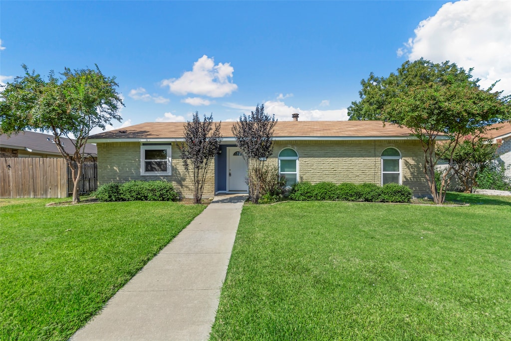 view of front of house with a front lawn