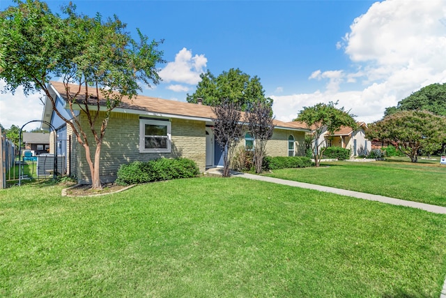 ranch-style house featuring a front lawn