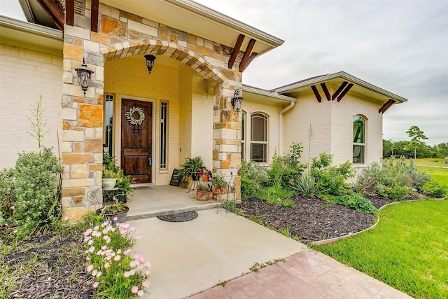 entrance to property featuring a yard