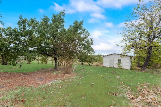 view of yard with a shed