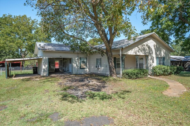 view of front facade with a front yard