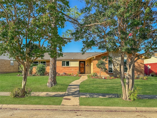 single story home with a front lawn