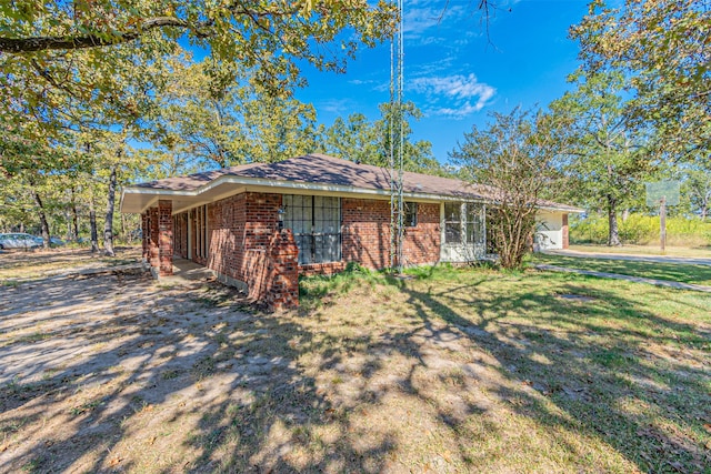 ranch-style home featuring a front lawn