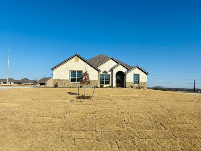 view of front of home featuring a front lawn