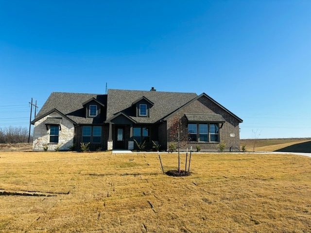 view of front of home featuring a front lawn