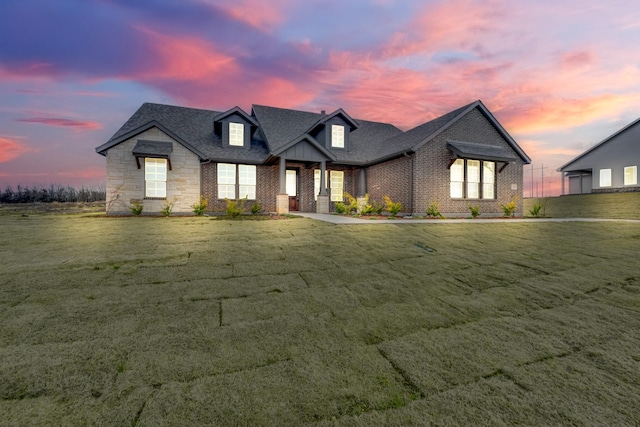 view of front of house featuring a yard