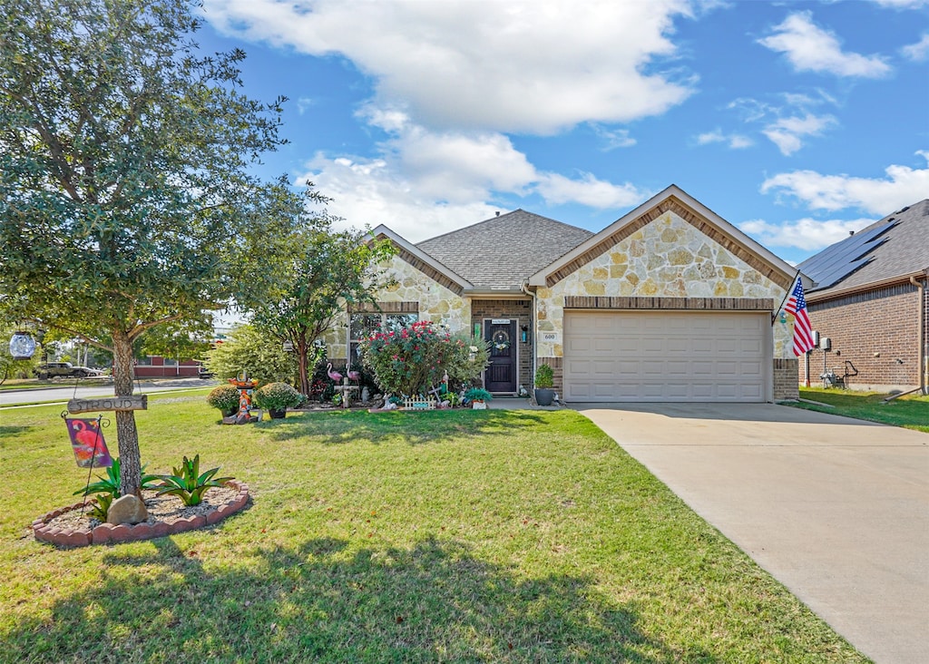 view of front of house featuring a garage and a front yard