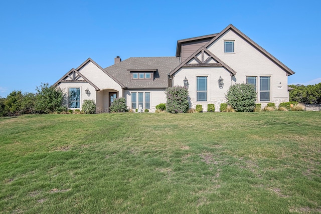 view of front of property featuring a front lawn