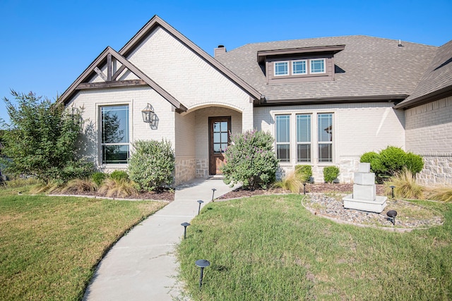 view of front of home featuring a front yard