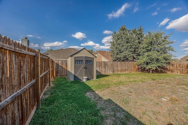 view of yard featuring a shed