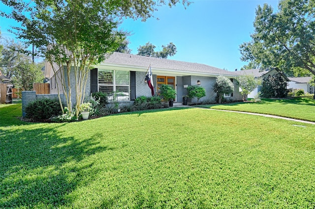 single story home featuring a front yard