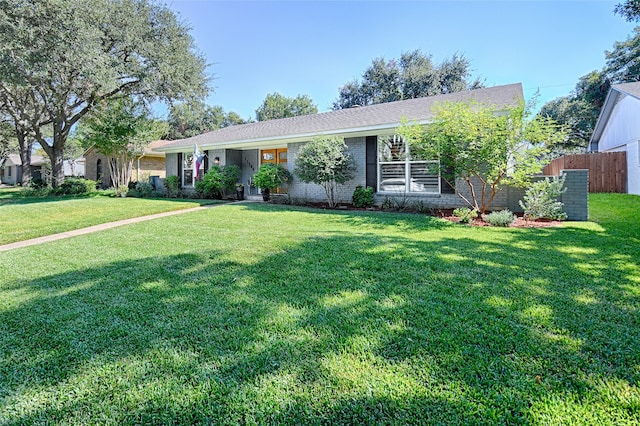 ranch-style house featuring a front yard