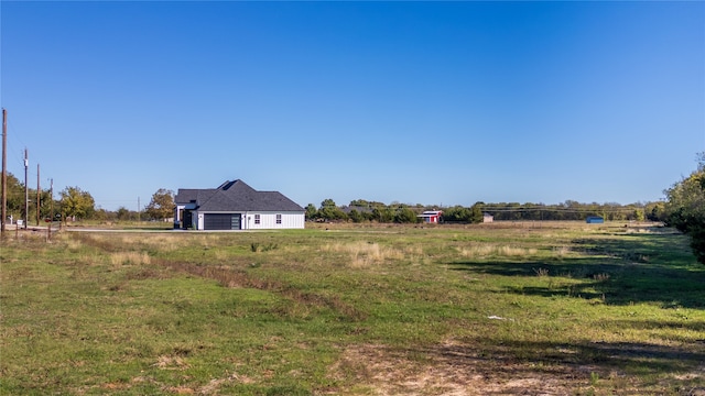 view of yard featuring a rural view